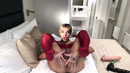 Un femboy ceco si fa infilare un cazzo di pochi centimetri e viene in faccia ad Angel Jul