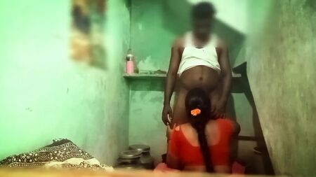 Una zia tamil tradisce lo zio in bagno
