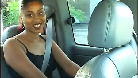 Un uomo di colore lecca la figa pelosa di una bella ragazza di colore