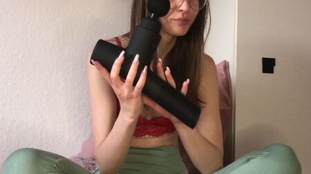 MAI VISTO PRIMA!! MASTURBAZIONE ESTREMA CON PISTOLA DA MASSAGGIO!!! Ragazza tedesca di 18 anni, magra, con tette piccole e grandi labbra