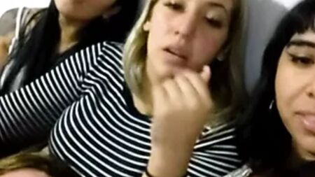 Una ragazza argentina mostra il seno