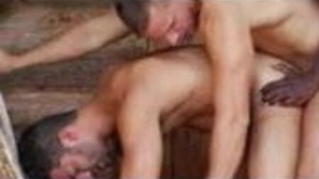 Sesso di gruppo gay nella sauna