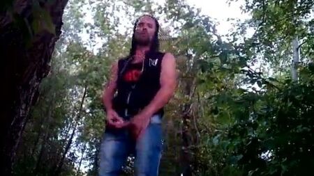 Anziani si masturbano in pubblico indossando magliette degli YMCMB, Wood, Belgio