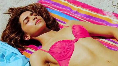 Deepika Padukone in bikini rosa shocking