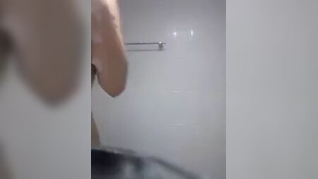 La mia ragazza di Karachi mi ha mandato un video in cui appare nuda su WhatsApp