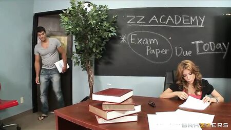 Brazzers - Aleksa Nicole, un'insegnante affamata di sesso, si scopa uno studente