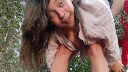 Eiaculare dentro una ragazza nel bosco