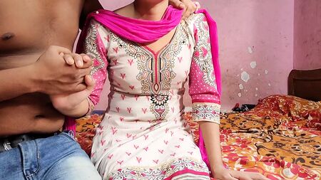 La ragazza punjabi ha fatto sesso con il suo ragazzo mentre indossava un salwar kameez