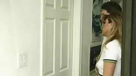 Il marito porta la moglie sexy dal padrone di casa