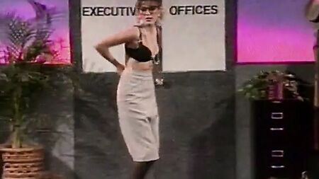 Spogliarello in lingerie da segretaria in stile anni '80