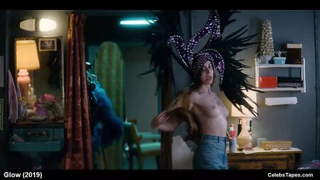 L'attrice Alison Brie: scene di film in cui appare nuda, in topless e in bikini