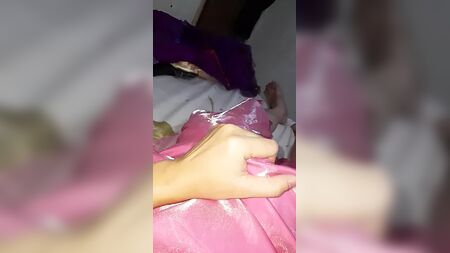 Crossdresser che indossa un lungo abito da ballo rosa in raso