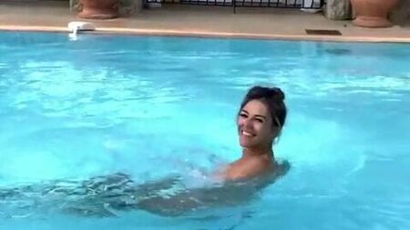Elizabeth Hurley - A seno nudo in piscina, 22 agosto 2018