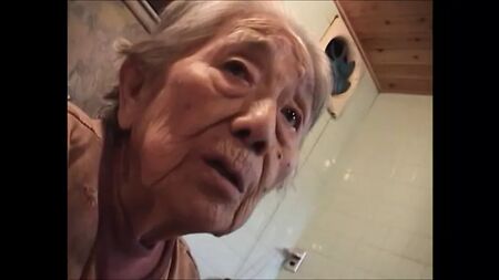 Una signora molto anziana e rugosa