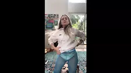 JoJo Levesque mostra il seno su Instagram