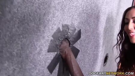Angelica Sage si scopa un cazzo nero - Gloryhole