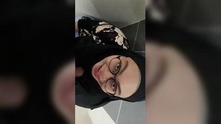 Indonesia - Hijab nero ritrovato in bagno