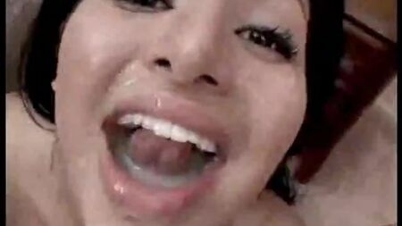 Sativa Rose si fa venire in bocca da due cazzi e ingoia tutto!