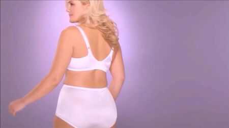 Modella di slip taglie forti