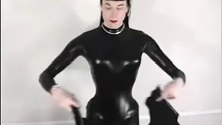 corsetto estremamente stretto per una schiava ribelle