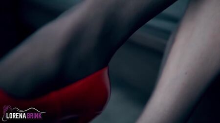 Scarpe rosse con tacco alto e punta aperta e collant