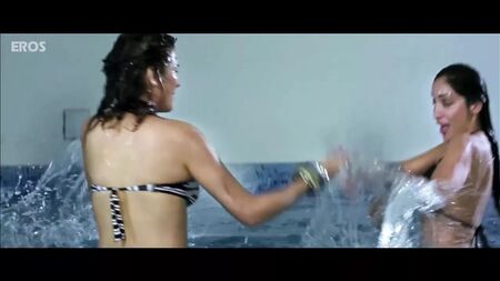 Udita Goswami e Sofia Hayat in una scena sexy in bikini
