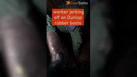 un operaio che si masturba sugli stivali di gomma Dunlop