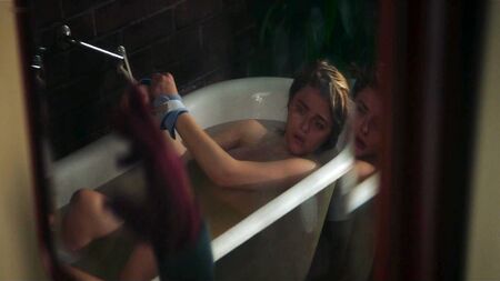 Chloe Grace Moretz, sexy e nuda, avvolta in un asciugamano