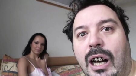 Un anziano ha abusato della sua ragazza tettona