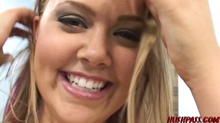 La graziosa Amber Peach è una troia anale scatenata