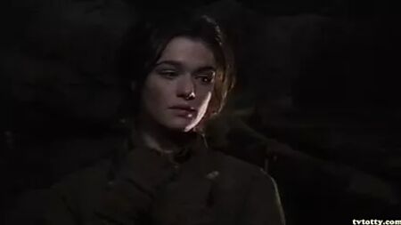 Rachel Weisz in *Enemy at the Gates* (primo piano sul fondoschiena)