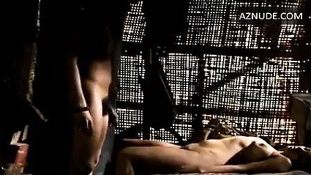 La scena hot del film "Chatrak" con Paoli Dam