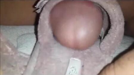 Pantofole sexy e sudate hanno preso il cazzo