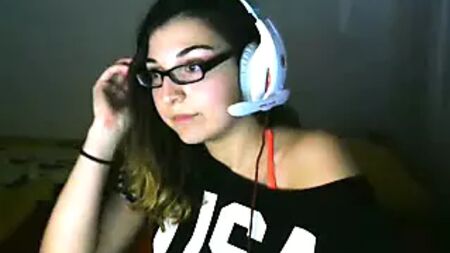 La streamer di Twitch Liianaf mostra il seno e il sedere
