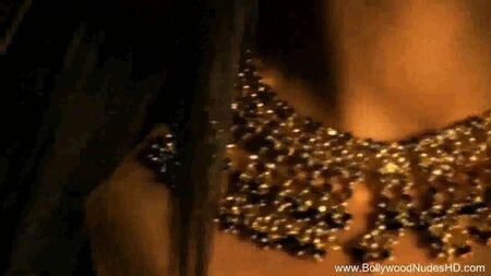 Una bellissima donna nuda si mostra