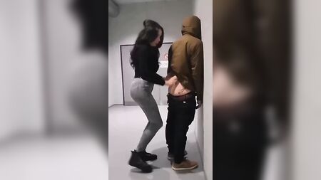 Una ragazza di TS si scopa un ragazzo nel corridoio