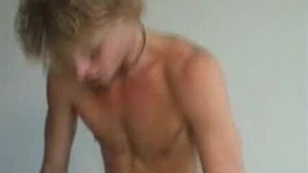 Un surfista si concede due round in un glory hole gay