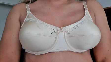 Reggiseno color carne in nylon Ptex 34C, che accarezza il seno quando si muove