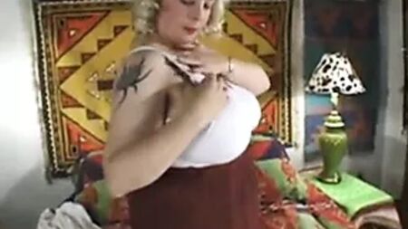 donna formosa con un seno prosperoso in un video solista