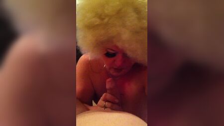 Bionda afro che fa pompini