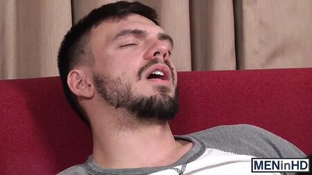 Jason riceve qualche consiglio sul sesso orale dal suo amico gay Landon