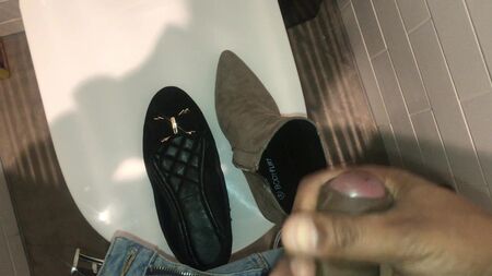 Sborrare sulle scarpe dei colleghi in ufficio