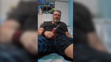 Papà orso mi ha sborrato sui vestiti