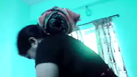 Bangla desi: la brava zia si fa una doccia per il tuo sperma e i tuoi commenti
