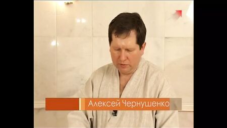 Un uomo massaggia la modella nuda Valentina Kolesnikova in un hammam