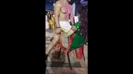 Ragazza Desi che gode di uno spogliarello maschile prima del matrimonio xxx indian film.mp4