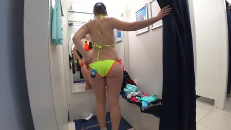Milf matura e la sua giovane figlia in un camerino pubblico. Diversi costumi da bagno e mini bikini su un culo grosso e sexy. - XVIDEOS.COM