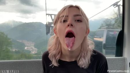Teen ingoia carichi di sperma su una funivia pompino pubblico Eva Elfie - Beautiful Babes