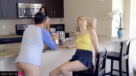 Bambino & Lexi Lore [ Bionde & Giovani & Premium / Gonna , In cucina , Rasato , Crempai , Sesso in abiti , Giovane , Giovane ,