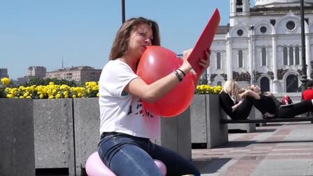 Soffiare per far scoppiare e sedersi per far scoppiare